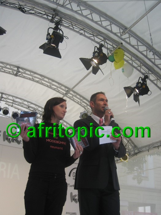 ../Images/Krefeld-Strssenmodenschau-2005 276.jpg